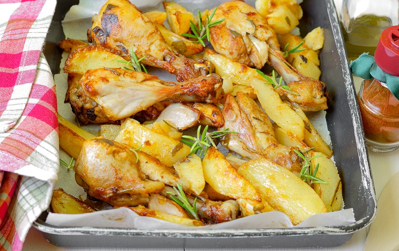 cosce-di-pollo-al-forno-con-patate-la-ricetta-della-nonna