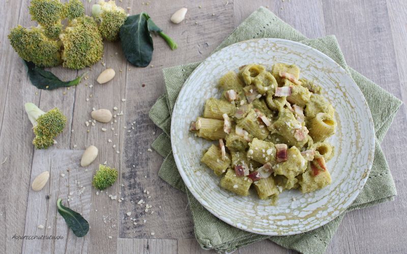 Pasta con crema di broccoli e pancetta