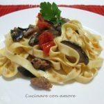 pasta-con-funghi-cardoncelli-salsiccia-e-pomodorini