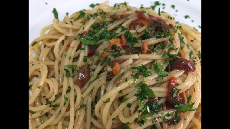 Spaghetti con ricci di mare in scatola
